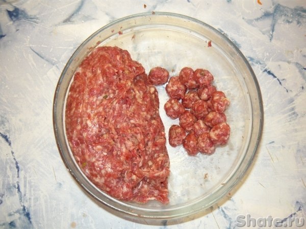 СПАГЕТТИ С СОУСОМ ИЗ ФРИКАДЕЛЕК.Нам потребуется:мясной фарш – 500 гяйцо – 1 штлук – 1 штморковь – 1 ... - 4
