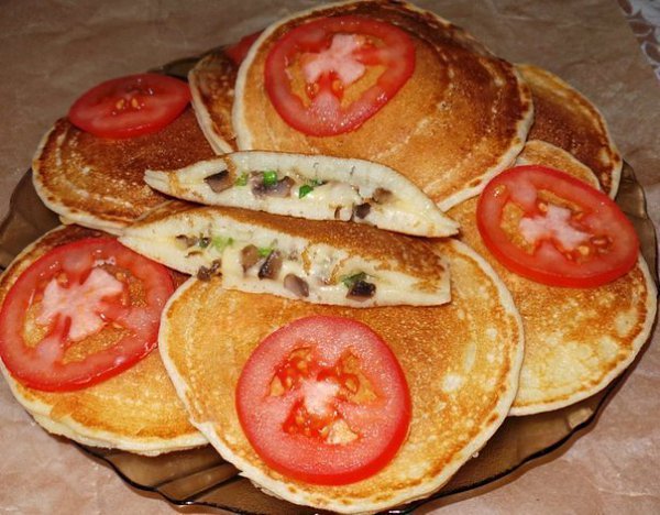 ЗАКРЫТЫЕ БЛИНЧИКИ С ГРИБАМИ,СЫРОМ И ЗЕЛЁНЫМ ЛУКОМ .Ингредиенты:Крупа манная (с небольшой горочкой) — ...
