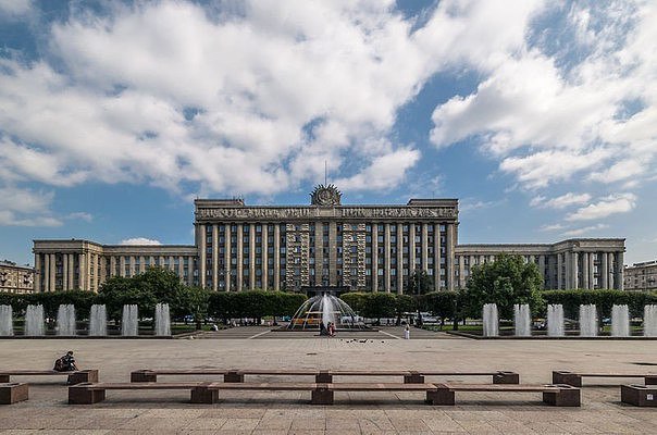 В этом году исполняется 60 лет с тех пор, как Госстрой СССР решил бороться с излишествами в ...