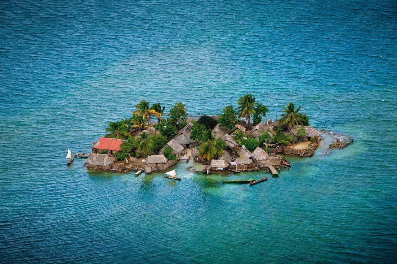  -   .#@travel.blog