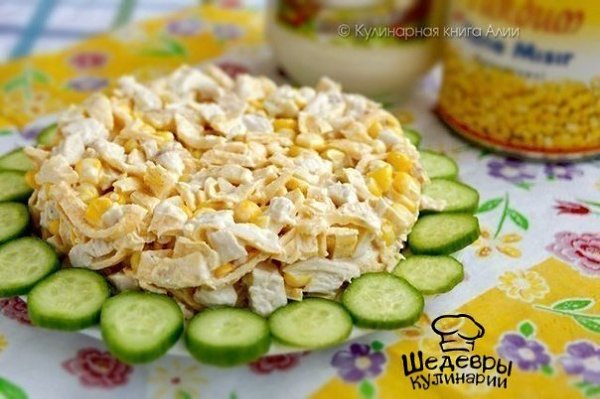 САЛАТ С КУРИЦЕЙ И ЯИЧНЫМИ БЛИНЧИКАМИ.ИНГРЕДИЕНТЫ: 500 г куриного филе 7 яиц 200 г лука соль майонез ...