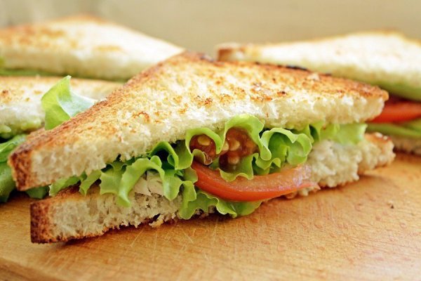 Сэндвич с курицей и авокадо.Очень вкусная и простая закуска!Ингредиенты:Авокадо — 1 шт.Лимонный сок ...