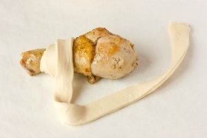 КУРИНЫЕ НОЖКИ В ТЕСТЕ.Ингредиенты:6-8 куриных голеней3 зубчика чеснока1 упаковка (450 г) готового ... - 3
