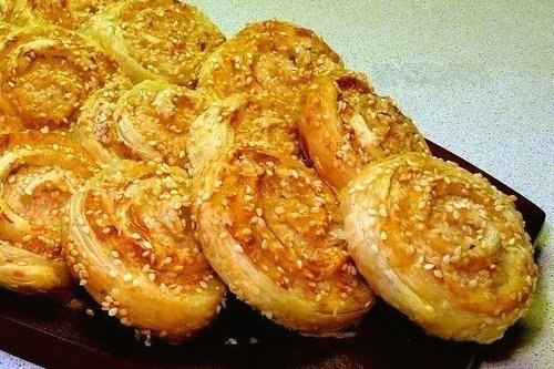 Закусочные куриные рулетики с кунжутом.ИНГРЕДИЕНТЫ:Таблица мертесто слоеное бездрожжевое 500 гфиле ...