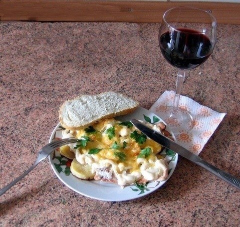 МЯСО ПО-ФРАНЦУЗСКИ.На 1кг филе свинины: 3-4 луковицы, 3 помидора, 4 крупных картофелины, 200гр. ...