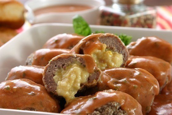 Мясные тефтели с сыром.ИнгредиентыФарш мясной 500 гЯйцо куриное 1 штукаХлеб белый 2 кускаСыр 200 ...