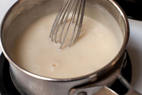 Простой сырный соус. Ароматный сырный соус из сливочного масла, муки, молока и сыра. Ингредиенты 2 ... - 6