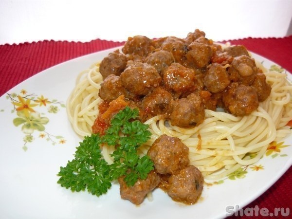 СПАГЕТТИ С СОУСОМ ИЗ ФРИКАДЕЛЕК.Нам потребуется:мясной фарш – 500 гяйцо – 1 штлук – 1 штморковь – 1 ...