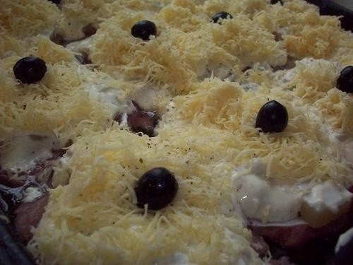 Свинина под сыром и ананасами.Вам понадобится: - свиная вырезка (1 кг.);- ананасы (консервированные, ... - 6