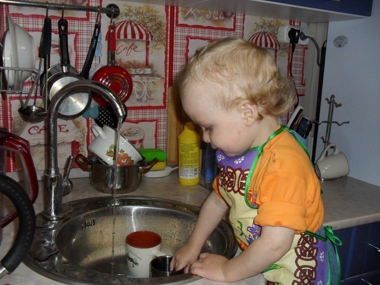 Мытье посуды детьми. Мамины помощники. Детская посуда мытье. Маленький помощник. Мамина помощница.