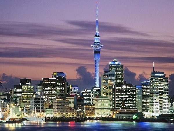 Высотная башня Скай тауэр (Sky Tower) высотой 328 метров — самое высокое строение Южного полушария