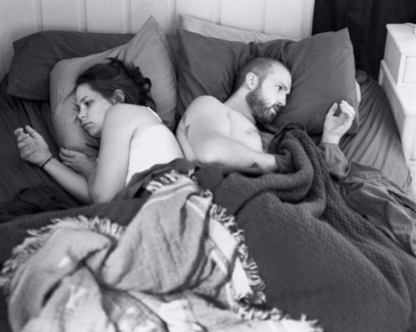 Фотограф удалил телефоны со снимков, чтобы показать, как люди отдалились друг от друга.