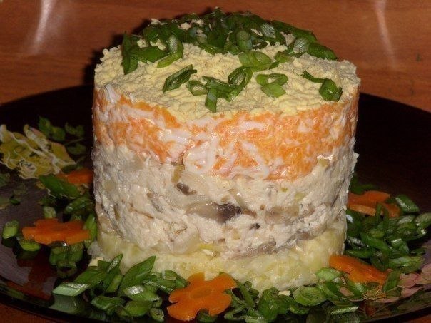Салат "Лисья шубка" Ингредиенты: Картофель - 2 шт Морковь - 1 шт. Грибы - 100 гр. Филе - ...