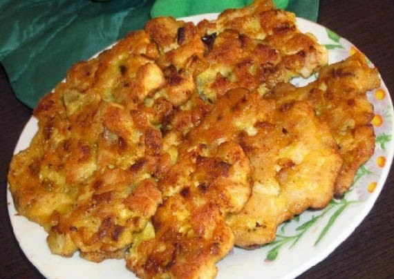 Мясные «Жабки».Ингредиенты:Куриное филе — 2 шт.;Репчатый лук — 1 шт.;Яйцо — 1 шт.;Крахмал — 2 ст. ...