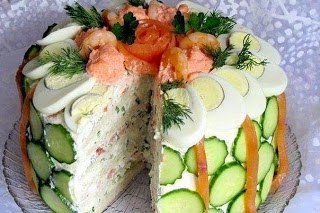 Скандинавский закусочный торт. Ингредиенты:2-3 круглые буханки белого хлеба600 г творожного сыра400 ...