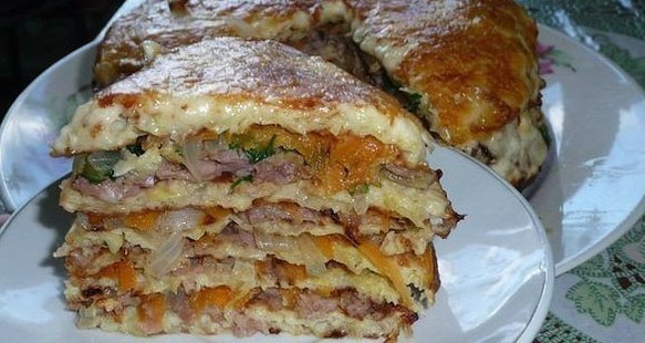 Простой капустный торт. Ингредиенты: 500-600 гр. капусты 500 гр. фарша 3-5 столовым ложку уки 3 яйца ...