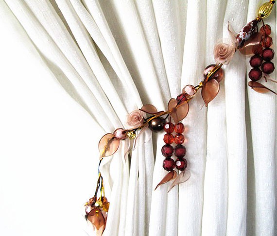 В роли подхватов могут быть применены различные предметы или украшения. Бусы, шелковые ленты, ... - 3