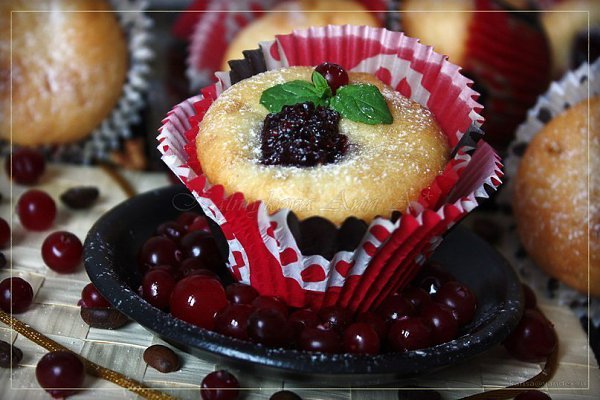 Мягкие,вкусные кексы! Необходимо: 1 яйцо 1 ст.сахара 1 ст.кефира 2 ст.муки 1,5 ч.л. разрыхлителя 2/3 ...