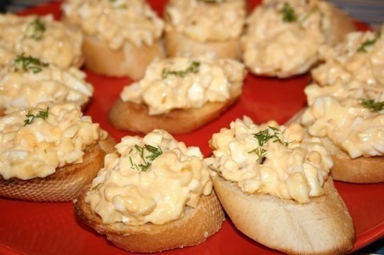 Бутербродики -дешево и очень вкусно.Это очень вкусные бутерброды.Сметаются всегда в первую очередь ...