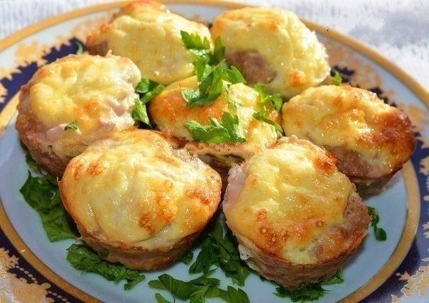Мясные кексы с сырно-яичной начинкой.Ингредиенты на 7 шт:фарш любой 350 глук 1 штсоль, перец, тмин, ...