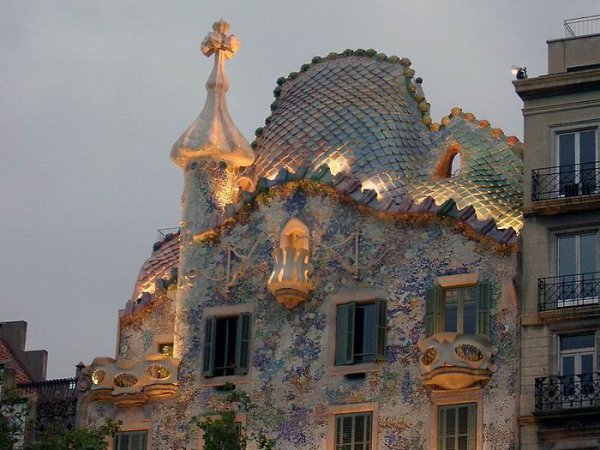 Antoni Gaud.Casa Batlo at night - 5