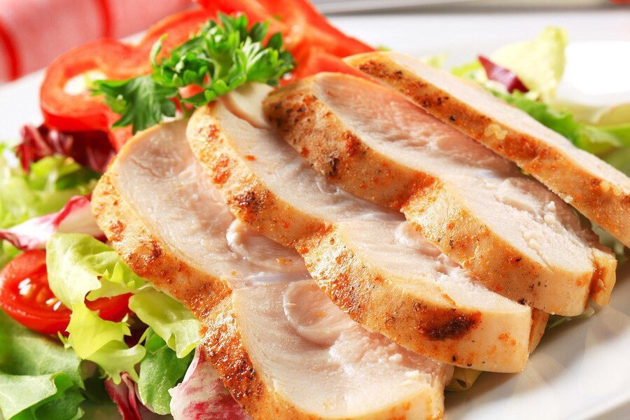 Сочная курица, похожая на ветчину.Ингредиенты:Куриные грудки — 4 шт.Молоко — 1 лСоль, специи — по ...