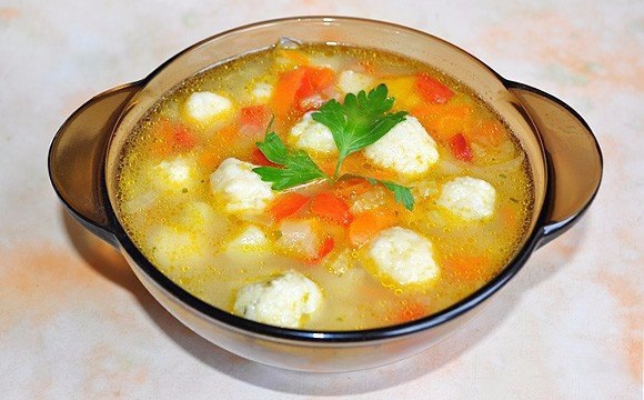 Очень вкусный овощной суп с сырными клецками-шариками. Ингредиенты: Картофель — 2-3 шт. Сладкий ...