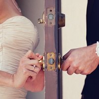 Когда-то я не знала, что так будет -.Однажды счастье постучится в дверьИ позовёт с собой, и ...