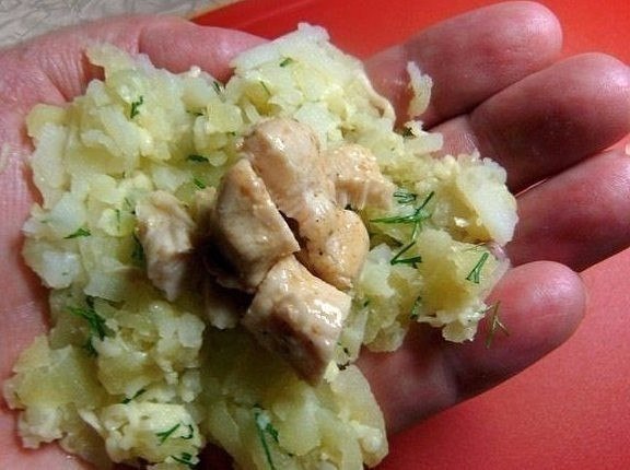 Зразы картофельные с курицей.Ингредиенты:400-500 г курицы,5-6 картофелин,150 г ... - 5