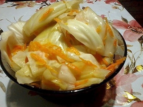 Капуста в горячем рассоле. Это просто бомба, а не рецепт! Ингредиенты Капуста 2-3 кг. Морковь — 2-3 ...