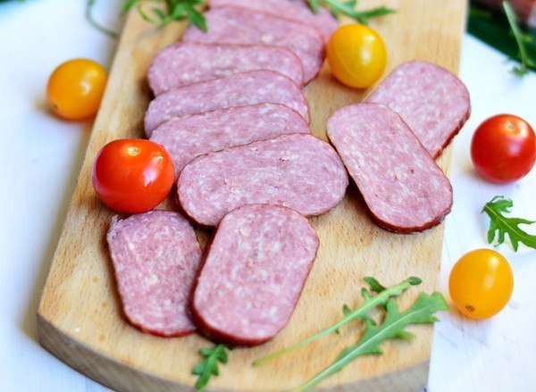 Пицца с салями, грибами и помидорами. Классический рецепт вкуснейшей пиццы с кусочками салями, ... - 3