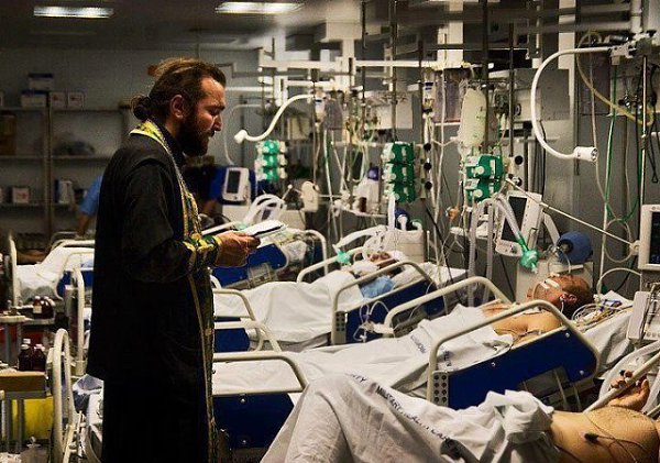 Никто не смеётся над Богом в больнице... Никто не смеётся над Ним на войне, Там вера в сердцах ...