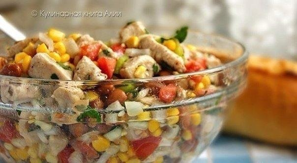 Салат с курицей и кукурузой.Ингредиенты: 2 куриных филе 1 банка консервированной кукурузы 1 банка ...