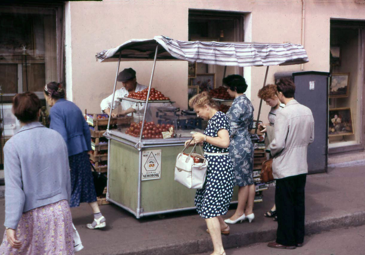 Как выглядит ссср. Ленинград 1961. Торговля овощами в СССР. Уличная торговля в СССР. Торговля в Советском Союзе.