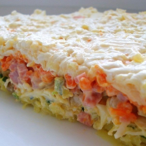 Очень вкусный слоеный салатик.1-й слой: отварная картошка, натертая на крупной терке2-й слой: ...