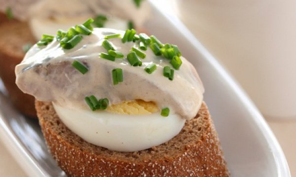 Рецепт маринованной сельди с горчично-сметанным соусом по-шведски. Первый маринад: целая сельдь или ...