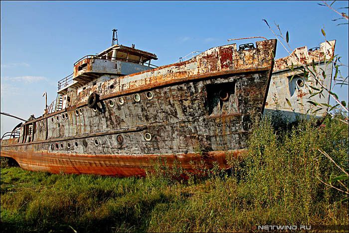 Корабль наш старый воняет. Затон память Парижской Коммуны кладбище кораблей. Заброшенный Ржавый корабль Мурманск. Заброшенный корабль Петергофское шоссе 75. Коктебель заброшенный корабль.