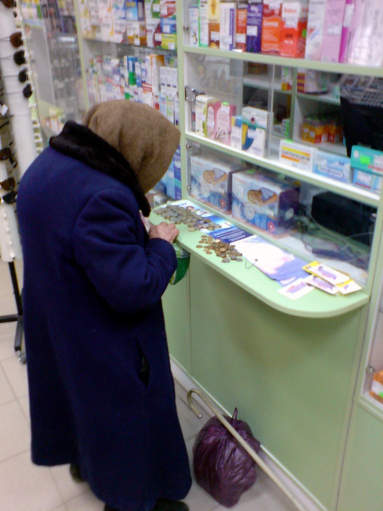 В сторонке бабушка стояла, Рецепт, потертый кошелек… А по щеке слеза бежала… Жестокости немой упрек. ...