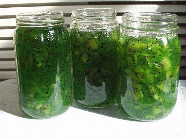 Изумрудное варенье из киви.Варенье очень вкусное и необычайно красивое! Употребление киви самым ...