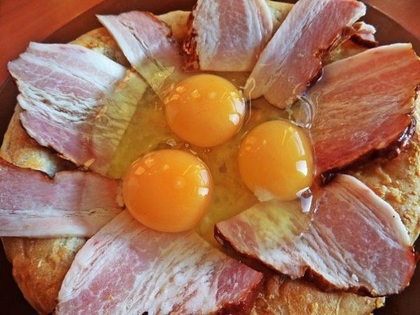 Глазунья в лепёшке.Ингредиенты:Лепёшка дрожжевая — 1 шт.Яйца — 3 шт. Бекон — 100 гЛук-порей — 0,5 ... - 6