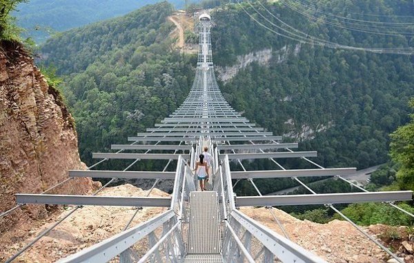 Самый длинный подвесной мост в мире. Длина 439 метров. Россия, Сочи