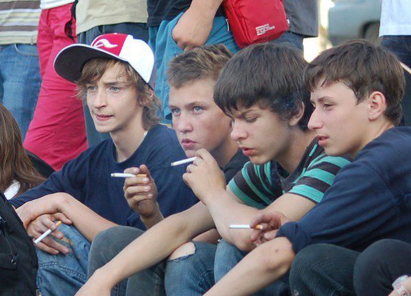 80% людей в возрасте 12-18 лет начинают пить и курить только из-за того что их знакомые или друзья ...