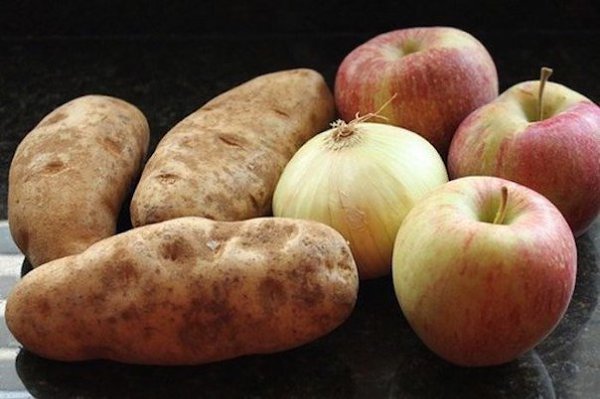 Яблоки, картофель и лук имеют одинаковый вкус, если вы едите их с закрытым носом.