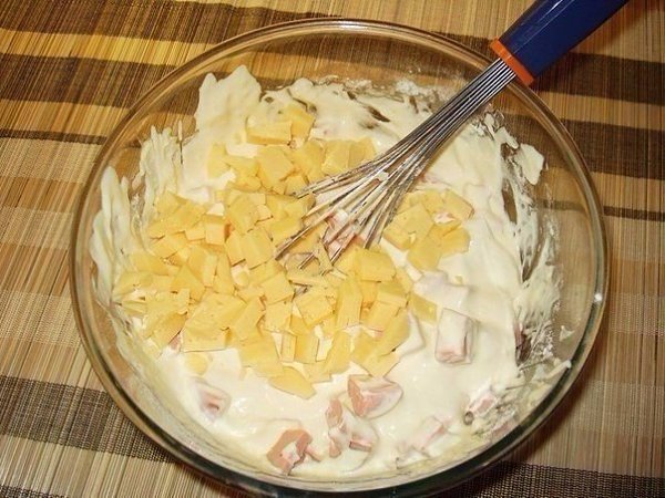 Мясной кекс.Ингредиенты:Сардельки — 3 шт.Сыр — 100 гМайонез — 100 гСметана — 100 гФасоль — 400 гЯйца ... - 3