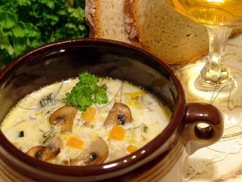 Сырный суп с грибами и мясным фаршем.Лук репчатый 3 головкиПорей 1 крупный стебельЧеснок 2-3 ...