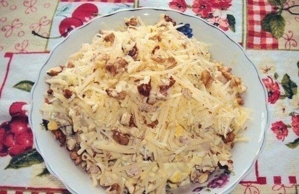 Салат «Сытый гость».Ингредиенты:-200г отваренного мяса;-4 вареных яйца;-150г маринованных ...