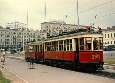 Такие трамваи ходили по Москве до конца 60-х. Фонари на крыше горели разными цветами в зависимости ...