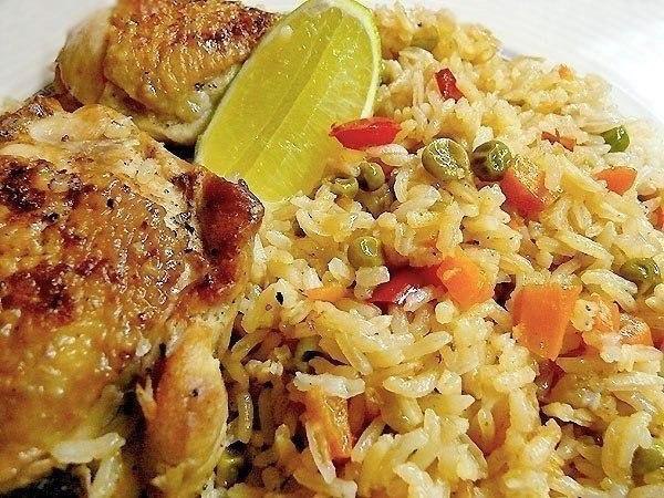 Рис с курицей - Arroz con pollo. Ингредиенты: - 1 курица на 1,5 кг (8 бедрышек) - 1 средняя луковица ...