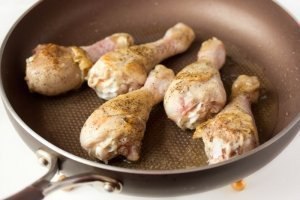 КУРИНЫЕ НОЖКИ В ТЕСТЕ.Ингредиенты:6-8 куриных голеней3 зубчика чеснока1 упаковка (450 г) готового ... - 2