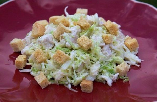 Салат из свежей капусты с курицей. Настоящий сезонный зимний салат с вареной курицей и хрустящими ...